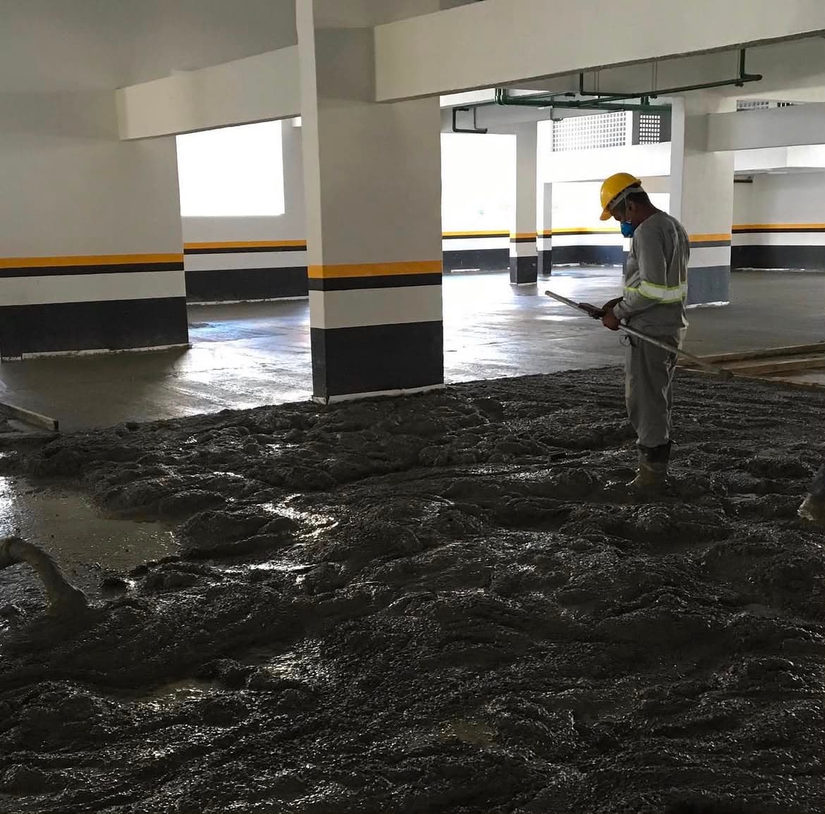 Politriz executando o polimento de piso de concreto em obra industrial