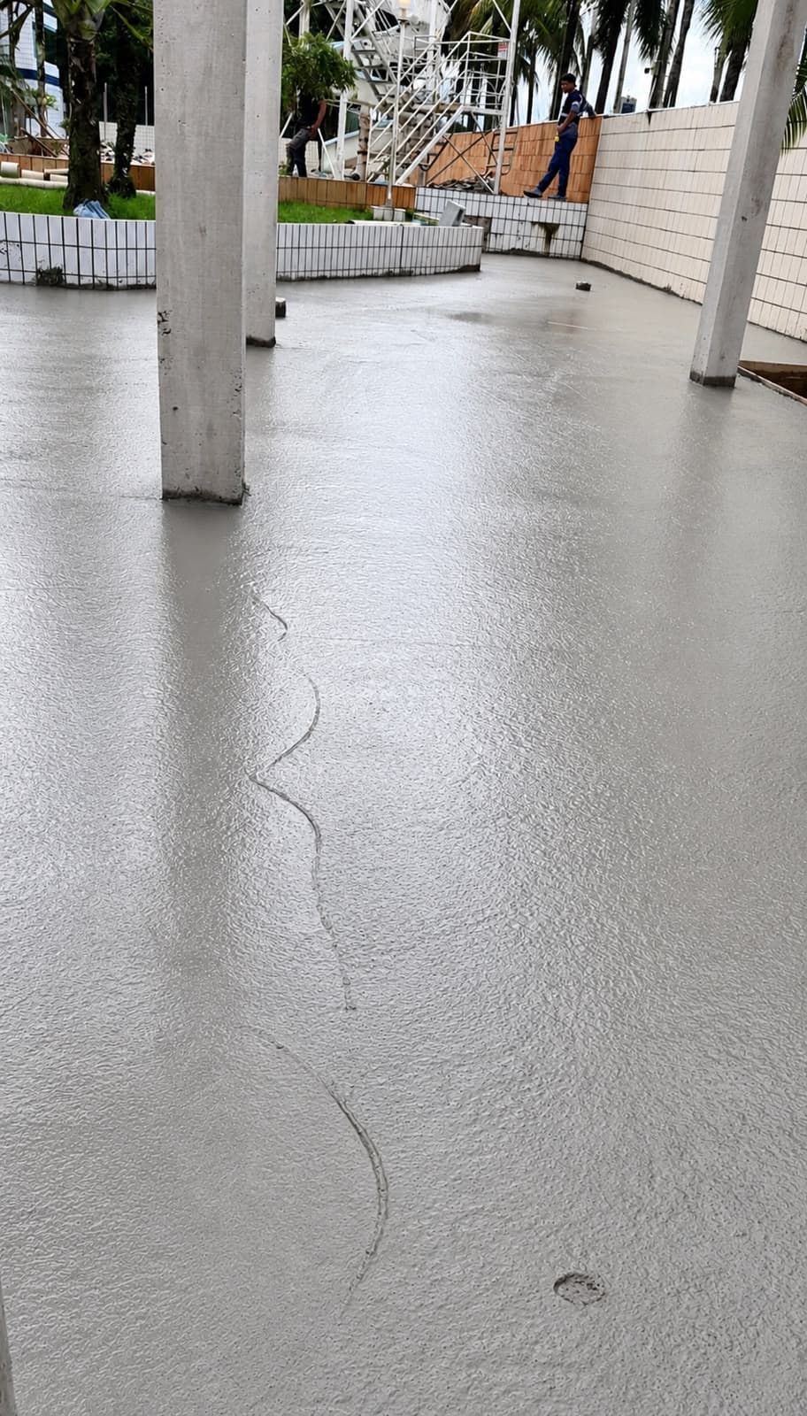 Etapa de polimento do concreto com ferramentas diamantadas
