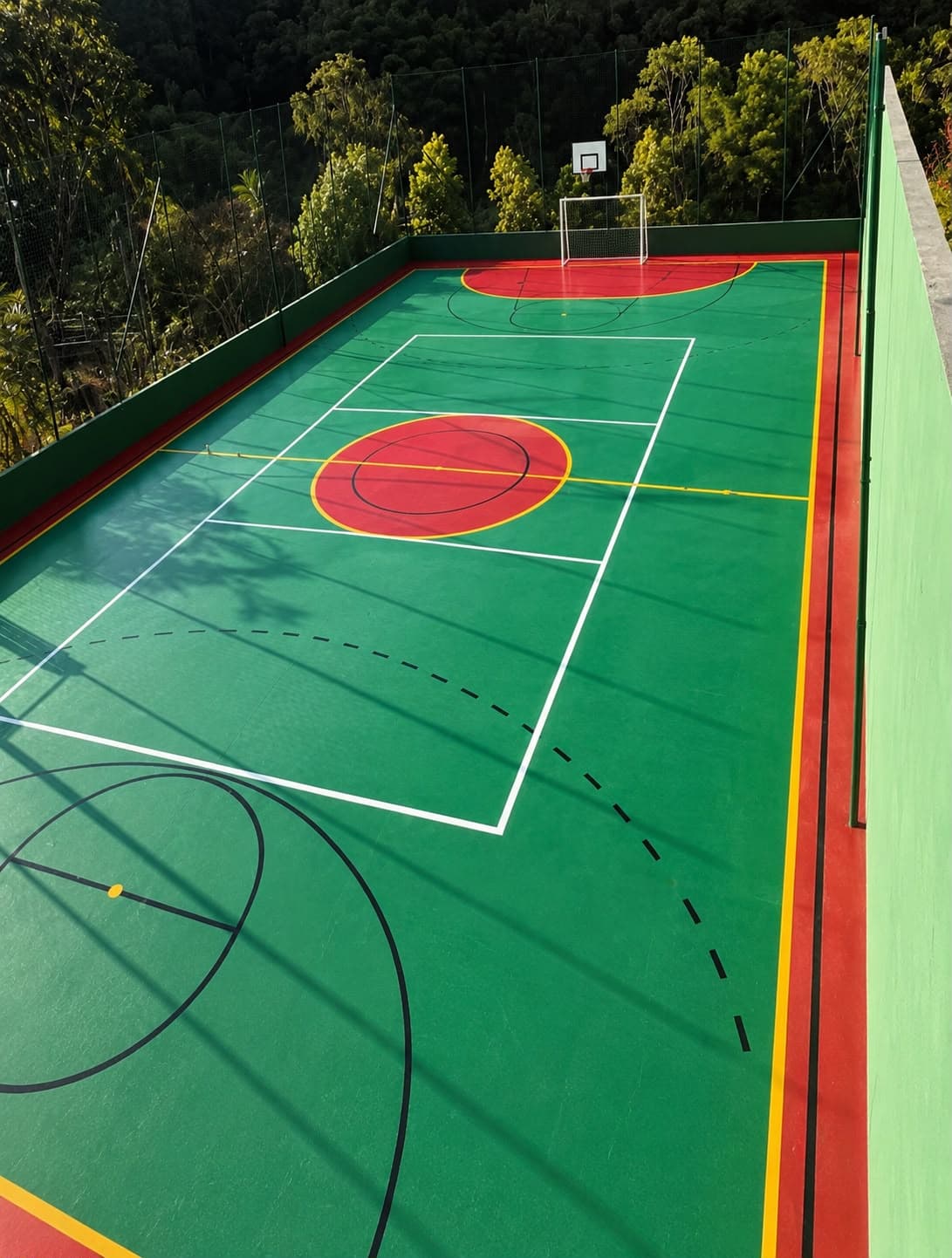 Quadra poliesportiva com pintura demarcatória finalizada