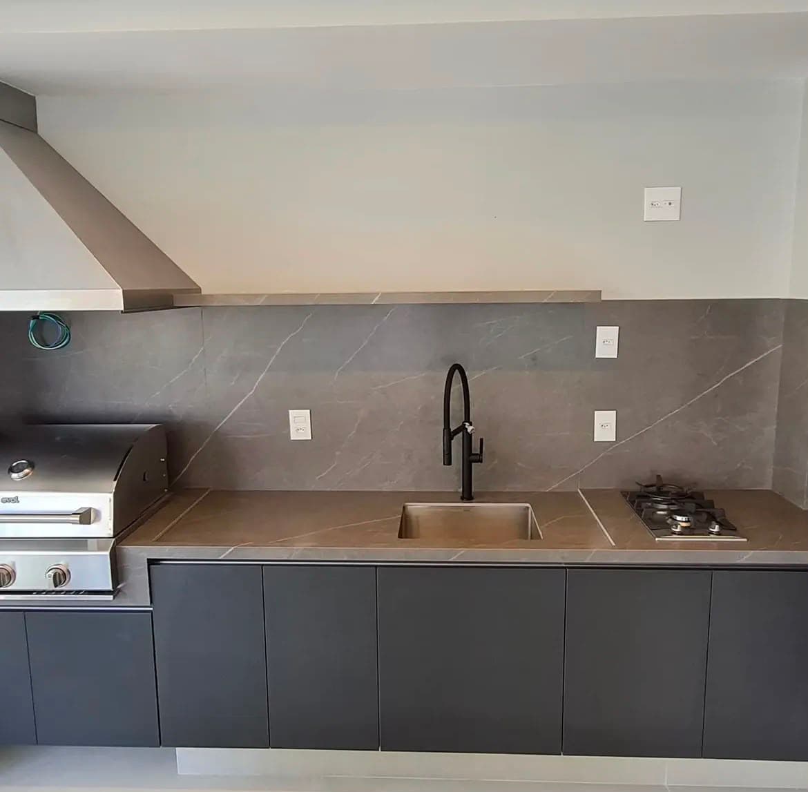 Espaço reformado com revestimentos novos e pintura finalizada